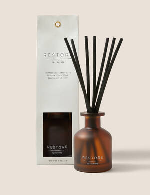 marksandspencer_HOME rada Apothecary_T80_2015W_Restore difuzer s esencialnimi oleji_geranium cedr eukalyptus levandule_499Kc.jpg